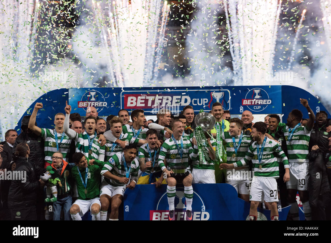 Aberdeen v Celtic, Betrfred finale de Coupe de Ligue, Glasgow, Royaume-Uni. 27 Nov, 2016. Les joueurs célèbrent avec celtique de serpentins et Wee Jay Beatty à la fin Crédit : Tony Clerkson/Alamy Live News Banque D'Images