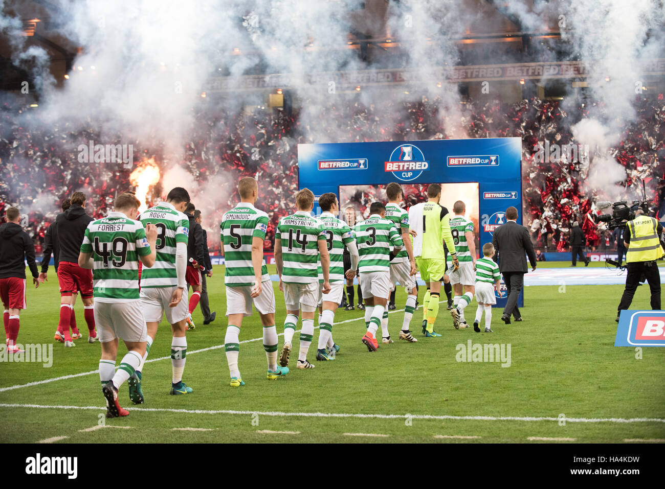 Aberdeen v Celtic, Betrfred finale de Coupe de Ligue, Glasgow, Royaume-Uni. 27 Nov, 2016. Brendan Rodgers Celtic mène sur le terrain Crédit : Tony Clerkson/Alamy Live News Banque D'Images