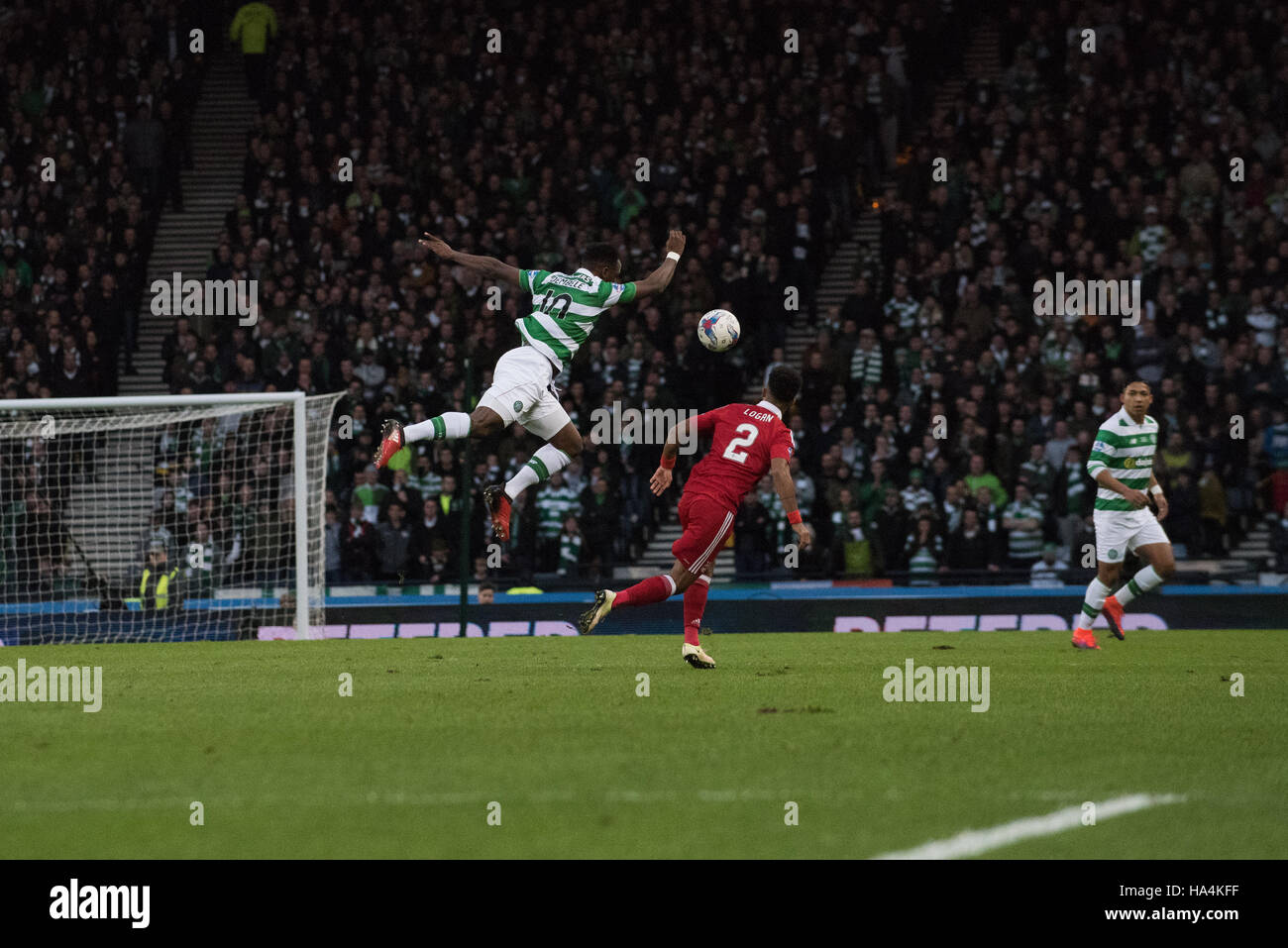 Aberdeen v Celtic, Betrfred finale de Coupe de Ligue, Glasgow, Royaume-Uni. 27 Nov, 2016. Moussa Dembele et Shay Logan défi pour la ball Crédit : Tony Clerkson/Alamy Live News Banque D'Images