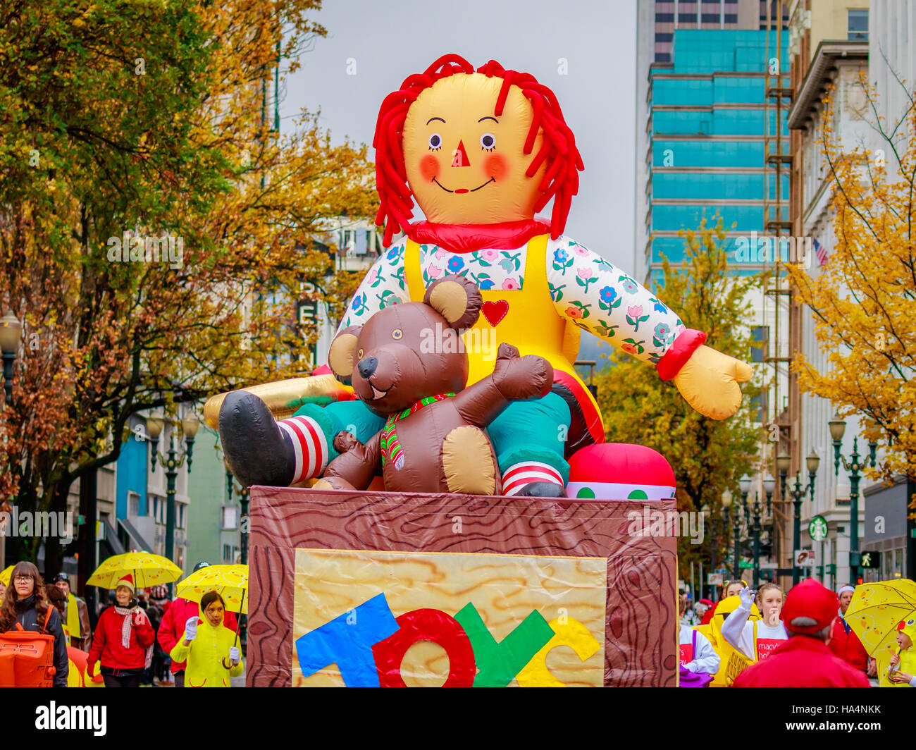 Portland, Oregon, USA - 25 novembre 2016 : Les jouets flottent dans l'assemblée ma Macy's holiday Parade à travers le centre-ville de Portland. Banque D'Images