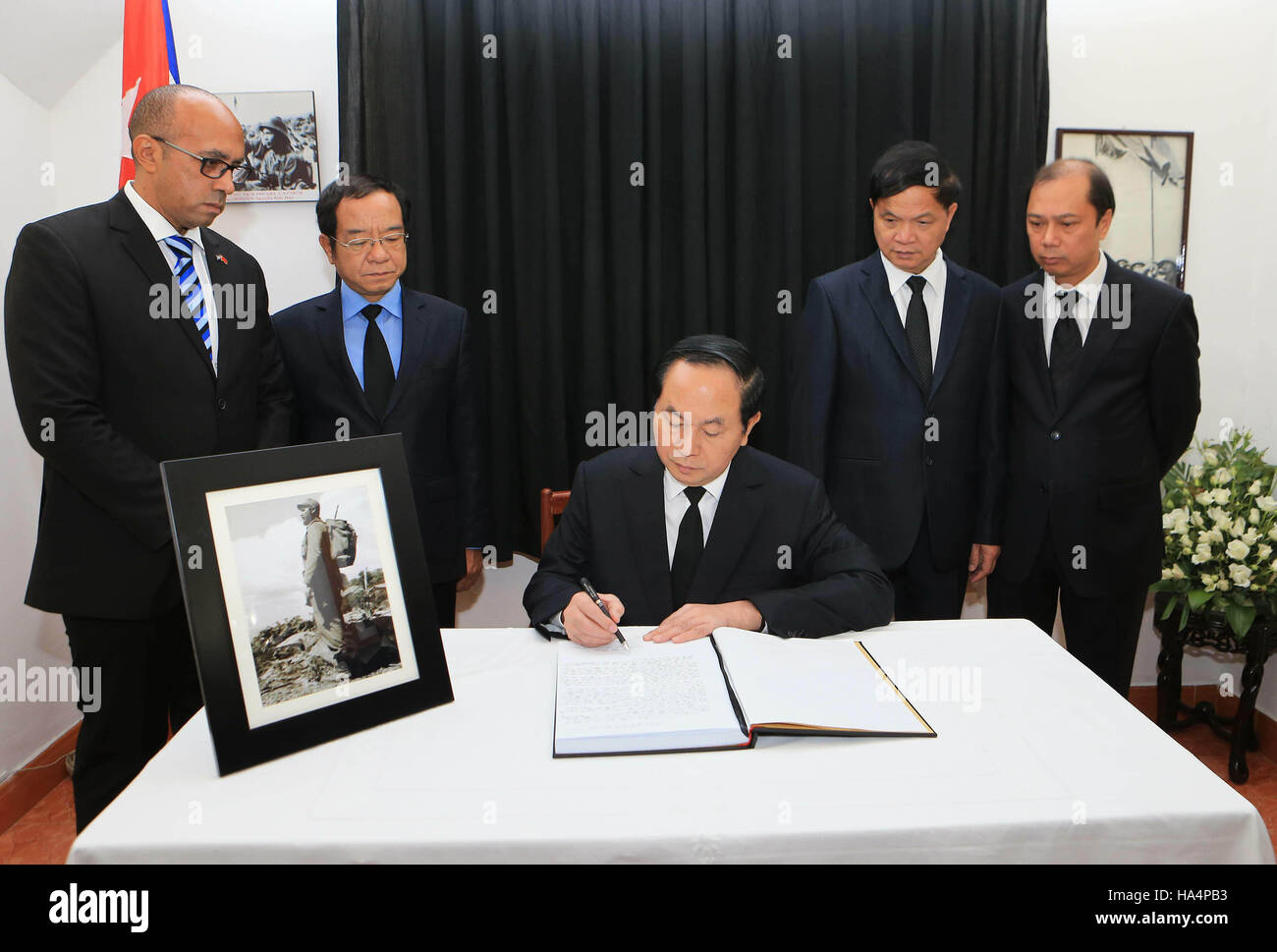 Hanoi, Vietnam. 28 Nov, 2016. Le Président vietnamien Tran Dai Quang (avant) signe le livre de condoléances à la mémoire du leader révolutionnaire cubain Fidel Castro à l'ambassade de Cuba à Hanoi, capitale du Vietnam, le 28 novembre 2016. Source : Xinhua/VNA/Alamy Live News Banque D'Images