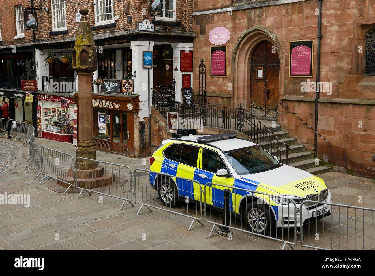 Chester, Royaume-Uni. 28 novembre 2016. Une forte présence policière et de sécurité dans le centre-ville d'avance sur le service commémoratif pour le Duc de Westminster qui est mort le 9 août 2016. Andrew Paterson/Alamy Live News Banque D'Images