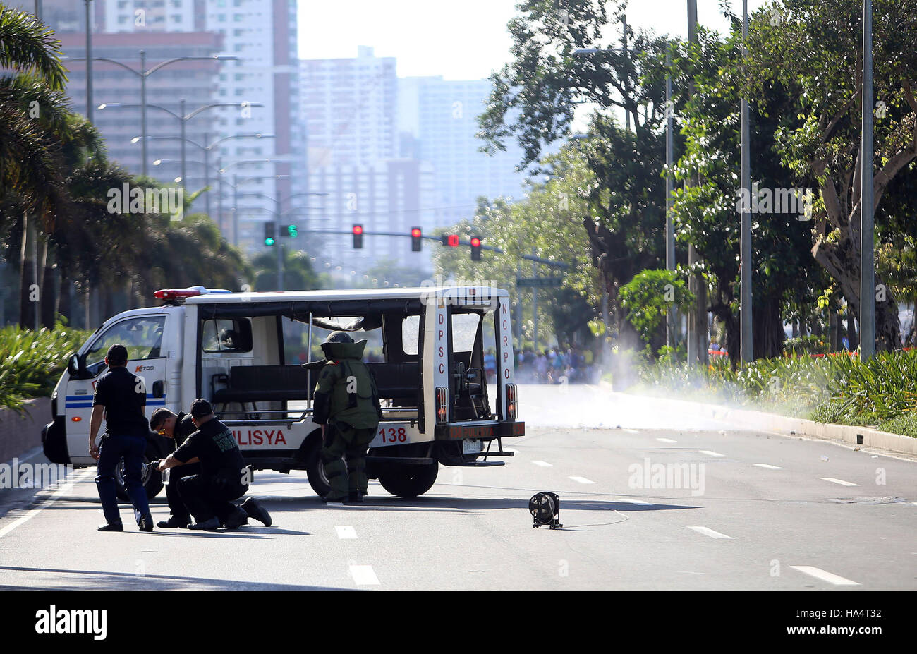 Manille, Philippines. 28 Nov, 2016. Les membres de l'unité de neutralisation des bombes de la Police nationale des Philippines (PNP) est titulaire d'une bombe à eau du système endocrinien, qui se préparent à faire exploser un paquet suspect près de l'ambassade américaine à Manille, Philippines, le 28 novembre 2016. La police philippine a confirmé lundi qu'une bombe présumés près de l'ambassade américaine à Manille était un engin explosif improvisé. Credit : Stringer/Xinhua/Alamy Live News Banque D'Images