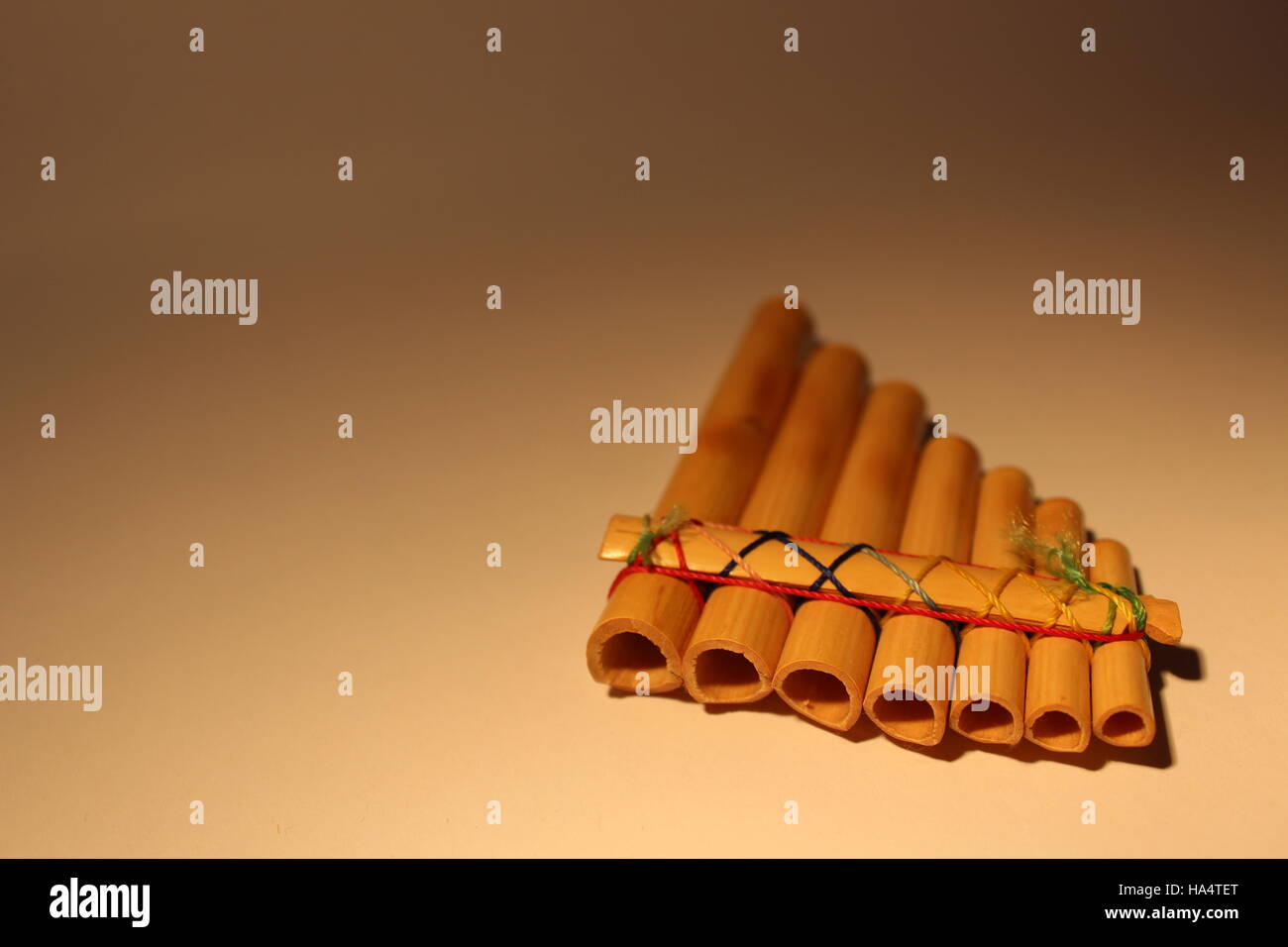 Photo d'un petit, coloré, pan-flûte. Banque D'Images