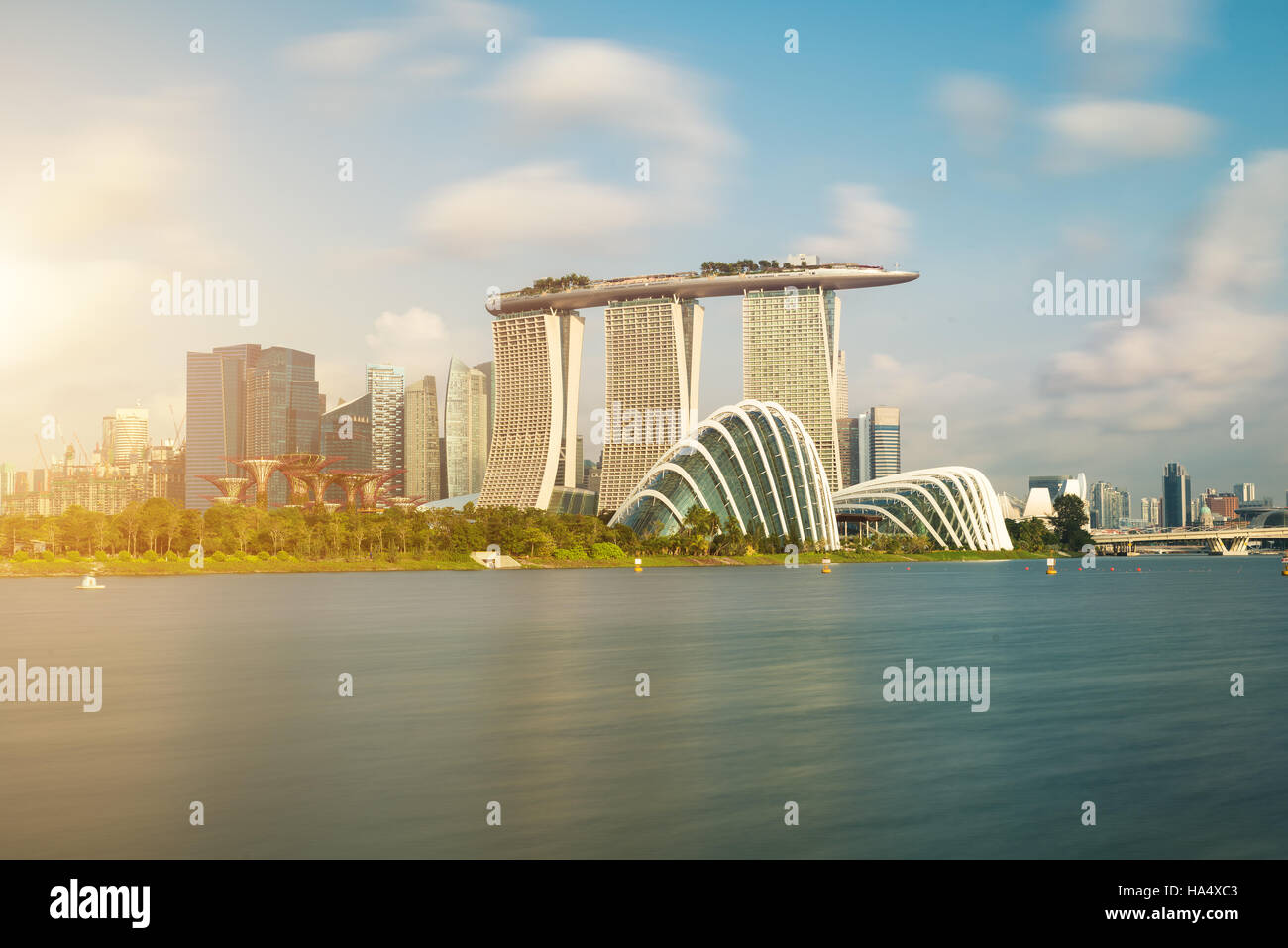 La construction de gratte-ciel de Singapour à Marina Bay, Singapour, le matin. Banque D'Images