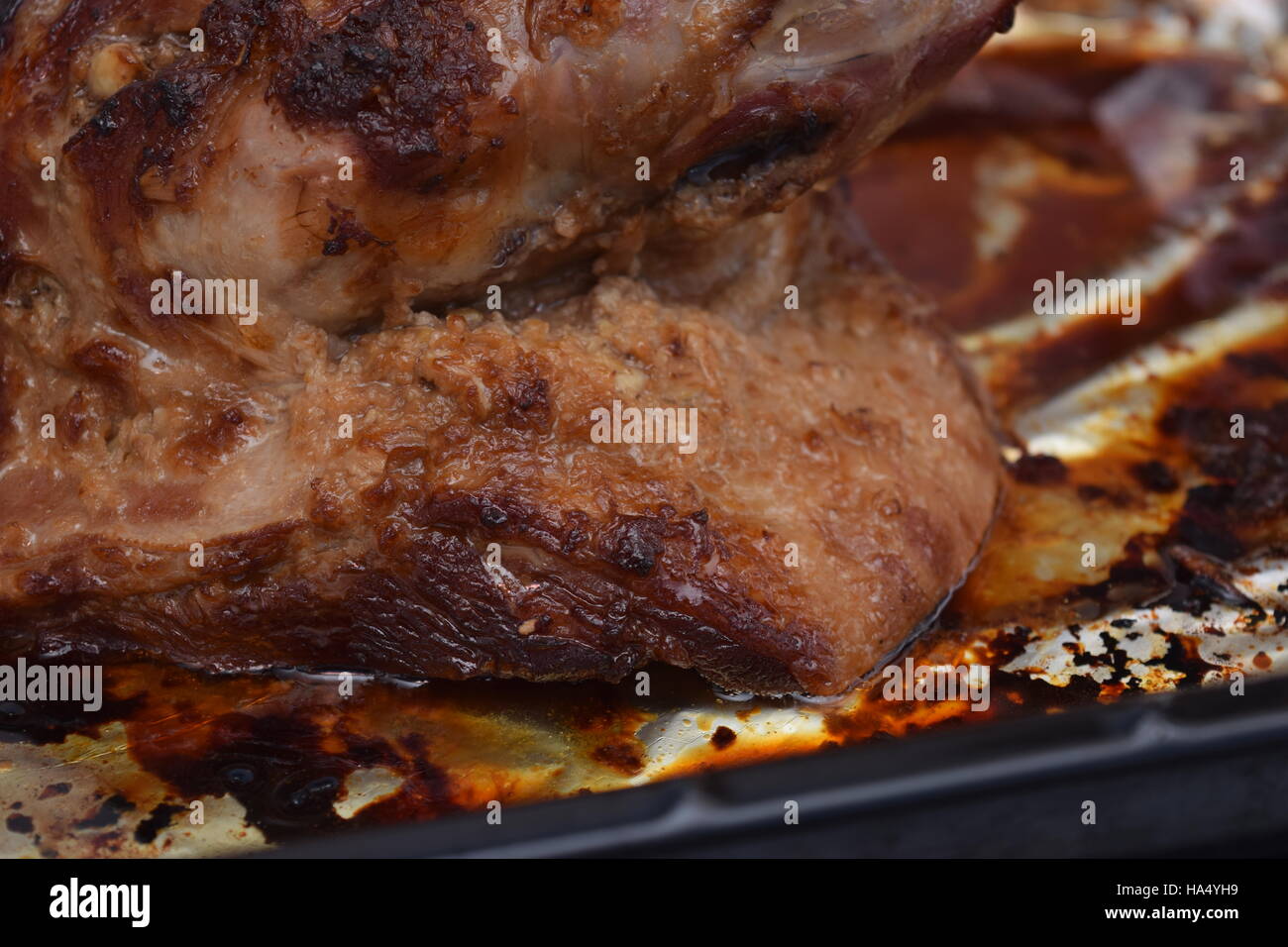 Close-up de l'épaule d'agneau dans une plaque à pâtisserie Banque D'Images