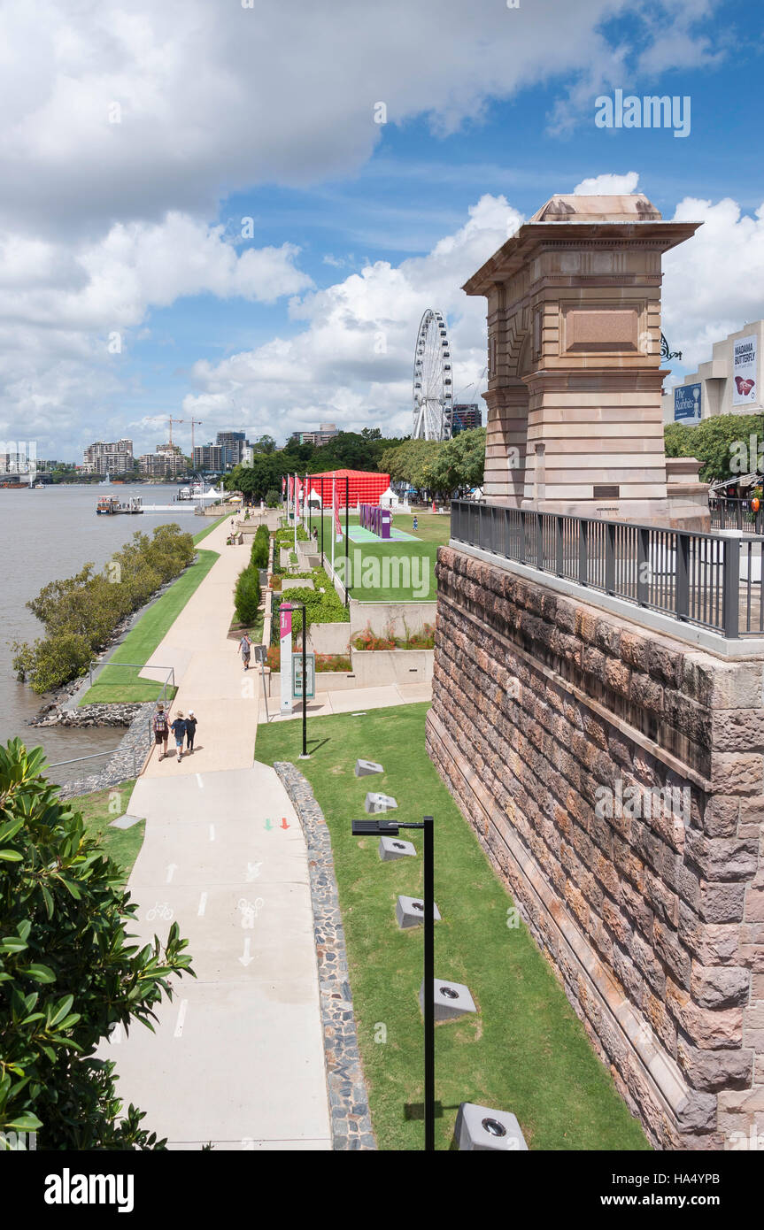 Fleuve de Brisbane et les parcs de la rive sud du pont Victoria, South Bank, Brisbane, Queensland, Australie Banque D'Images