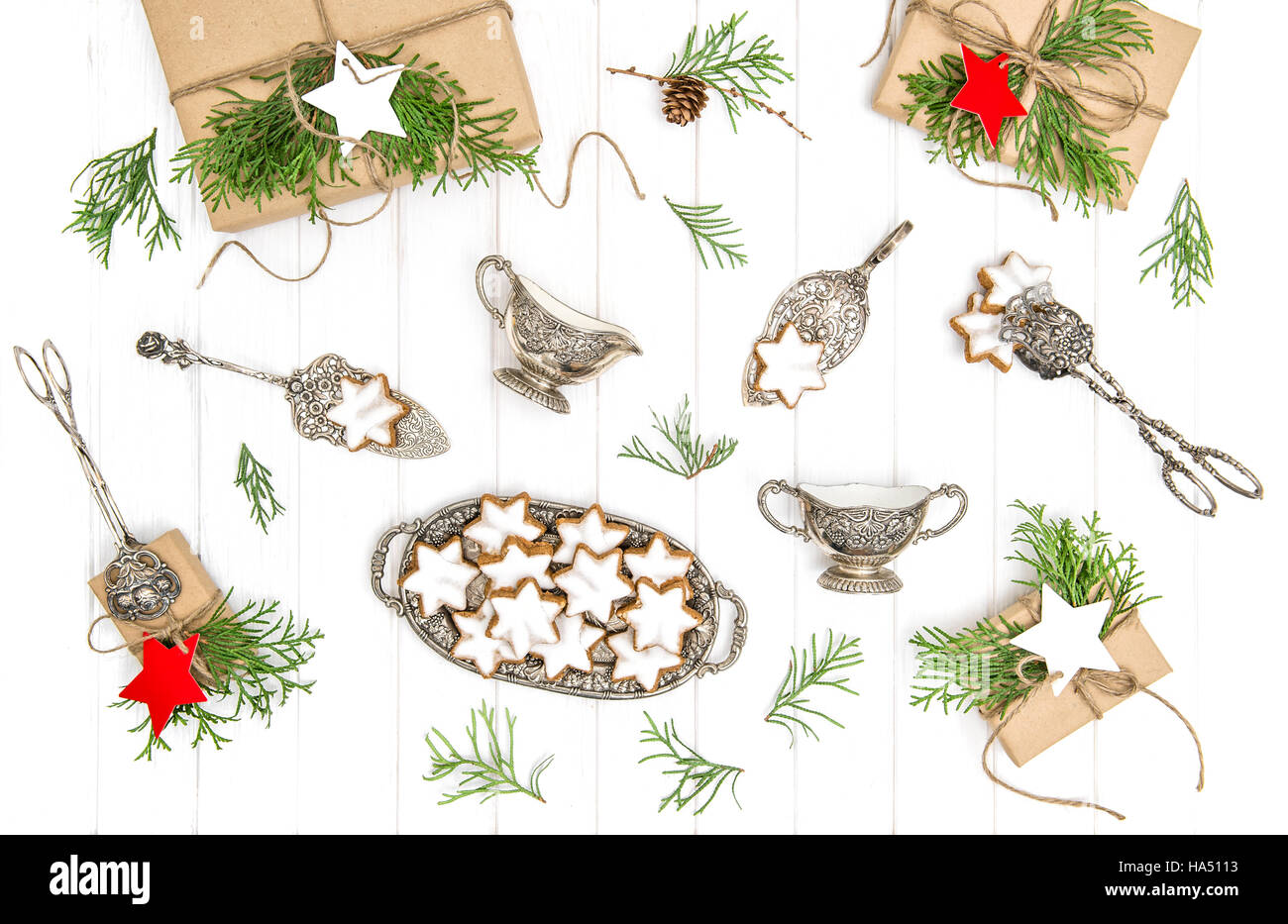Star shaped Christmas Cookies et des cadeaux. La décoration de la maison. Vintage de couverts. Mise à plat Banque D'Images