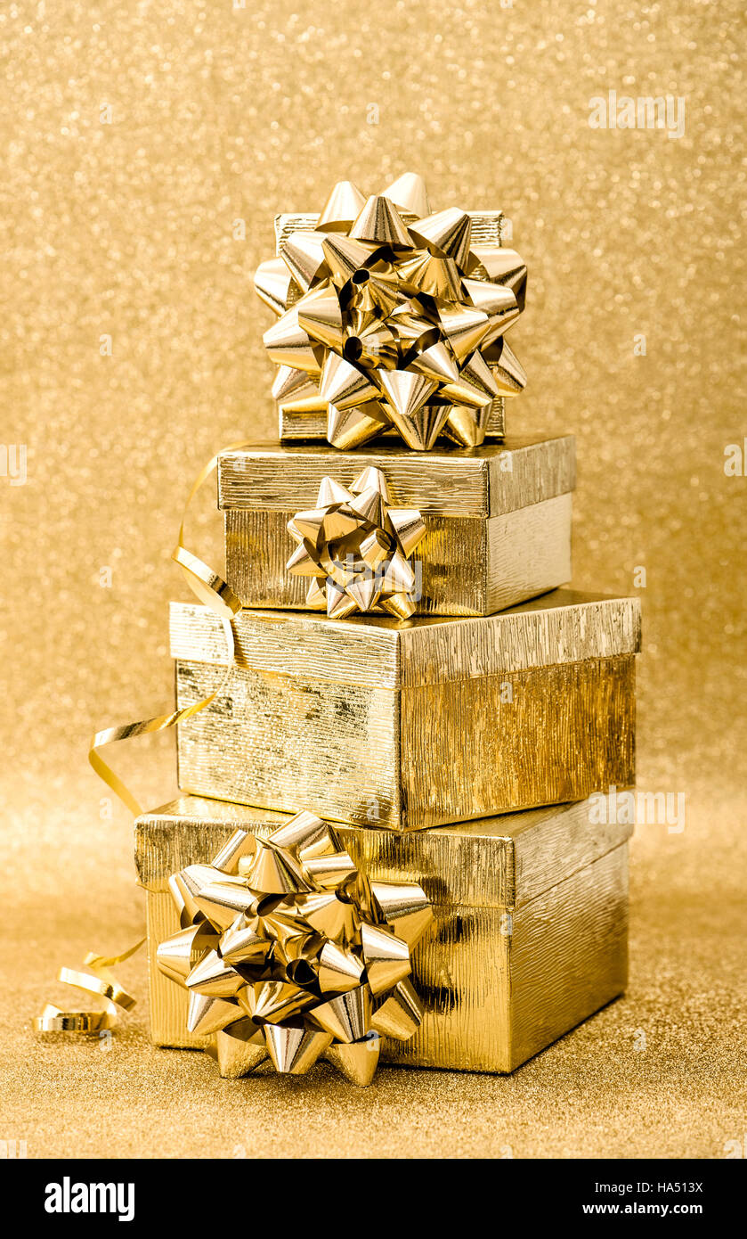 Boîte-cadeau avec ruban sur fond brillant d'or. Vacances de Noël Décoration Anniversaire Valentines Day Banque D'Images