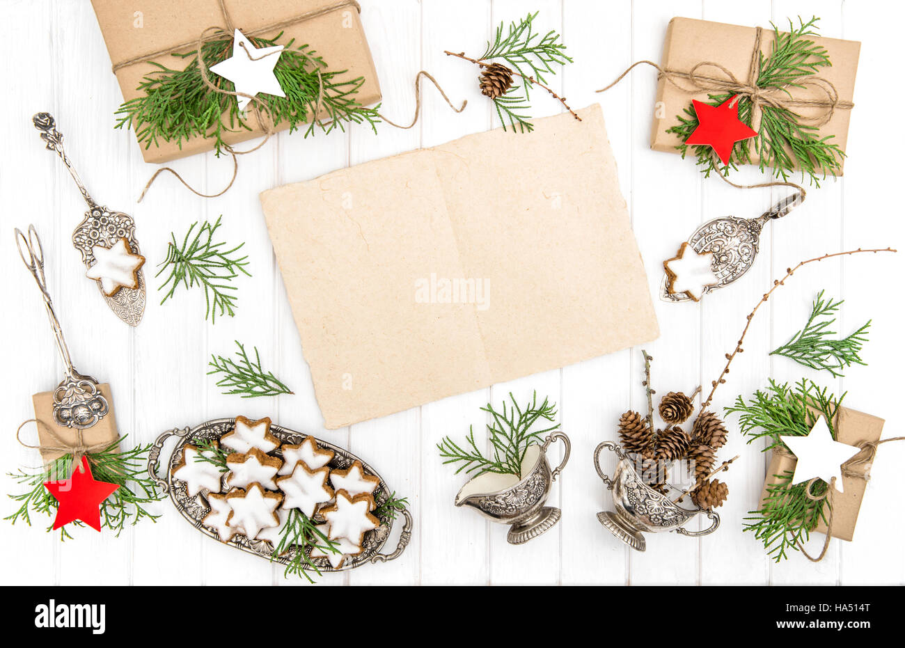 Les biscuits de Noël, cadeaux et feuille de papier pour votre texte. Décoration de fête. Vintage de couverts. Mise à plat Banque D'Images