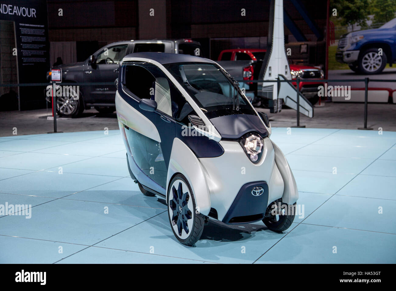 Le ministère de l'énergie encourage l'utilisation de technologies de transport novatrices et durables, comme la Toyota i-Road, qui vise à réduire les émissions et à faire progresser les solutions de transport écologiques. Banque D'Images