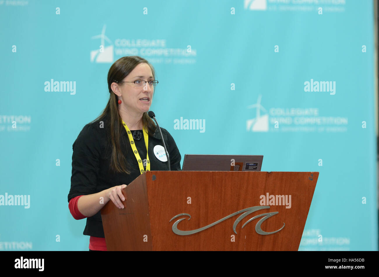 Initiative du Département de l'énergie axée sur les solutions énergétiques dans le contexte de l'impact politique et social. Le projet vise à promouvoir des pratiques énergétiques durables tout en répondant aux défis politiques et économiques. Banque D'Images