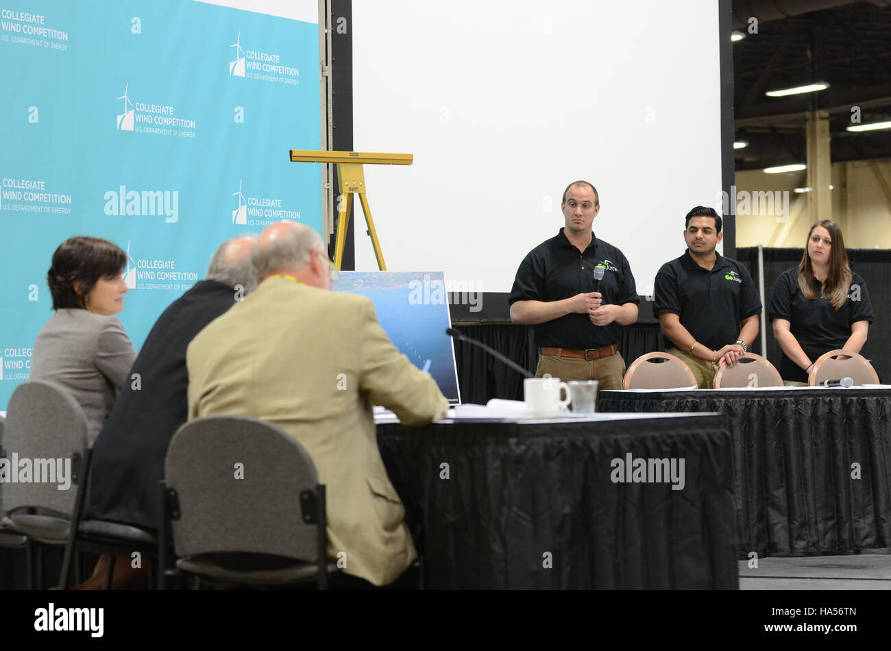 Initiative du Ministère de l'énergie axée sur les solutions énergétiques propres, mettant l'accent sur les pratiques durables et les technologies à haut rendement énergétique dans le contexte de la politique environnementale et du développement économique. Banque D'Images