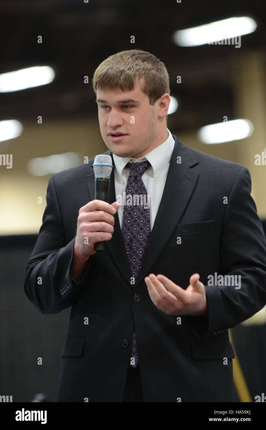 Le Département de l'énergie (DOE) joue un rôle clé dans l'élaboration de la politique énergétique des États-Unis et des progrès scientifiques. Il supervise des projets de production, de recherche et de développement énergétiques. Ses objectifs sont de promouvoir les technologies énergétiques propres, de lutter contre les changements climatiques et de favoriser l'indépendance énergétique. Le DOE finance la recherche dans divers secteurs, y compris l'énergie fossile, la technologie nucléaire et les ressources énergétiques renouvelables. Banque D'Images