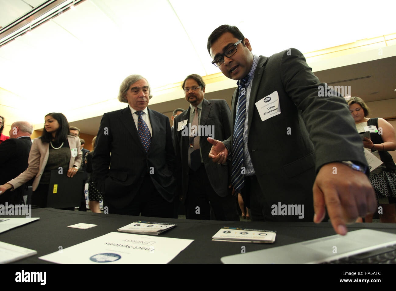 L'image du ministère de l'énergie met en lumière les efforts continus de recherche et de développement visant à stimuler les innovations dans les technologies d'énergie propre et d'efficacité énergétique pour des avantages environnementaux et économiques à long terme. Banque D'Images