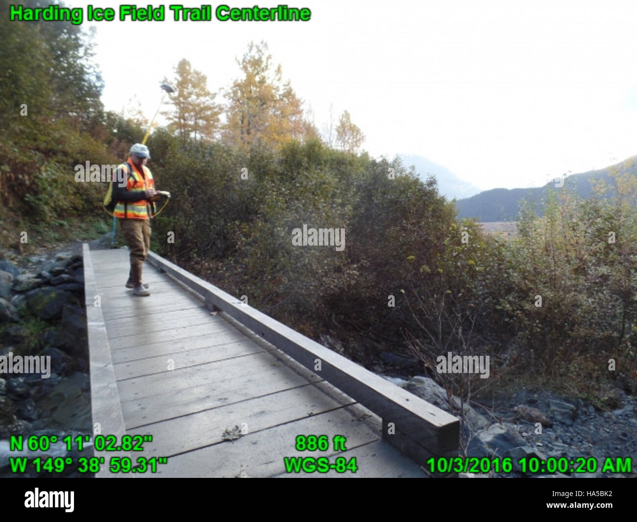 Cette image du Harding Ice Field Trail à Kenai, en Alaska, capture le terrain difficile du sentier et ses vues époustouflantes, soulignant son importance pour les amateurs de plein air et les efforts de conservation dans la région. Banque D'Images
