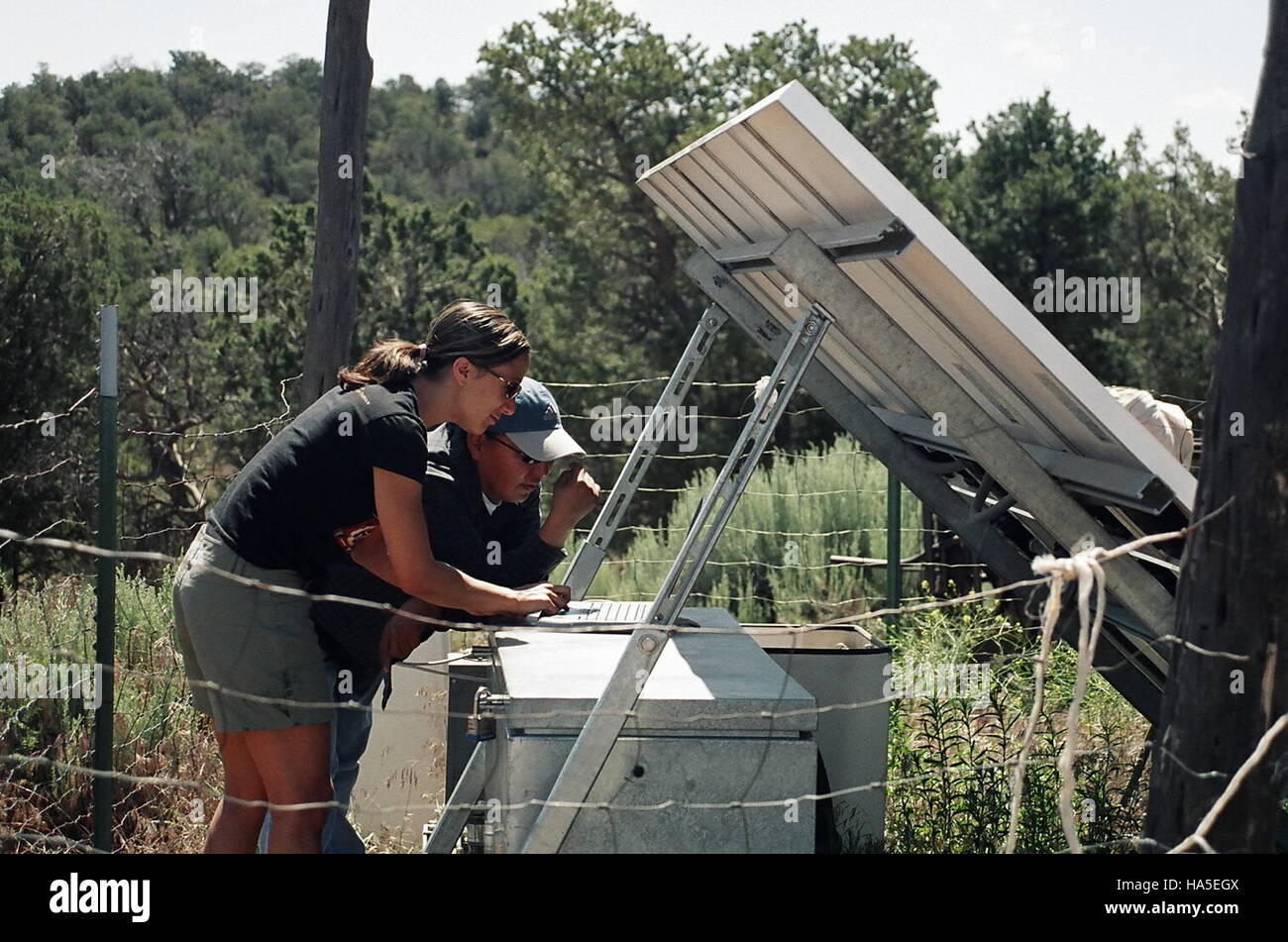 Le programme de stages tribaux du DOE offre aux étudiants amérindiens des stages en énergie, en sciences et en politique, visant à favoriser le développement de l'éducation et à accroître la participation dans le secteur de l'énergie. Banque D'Images