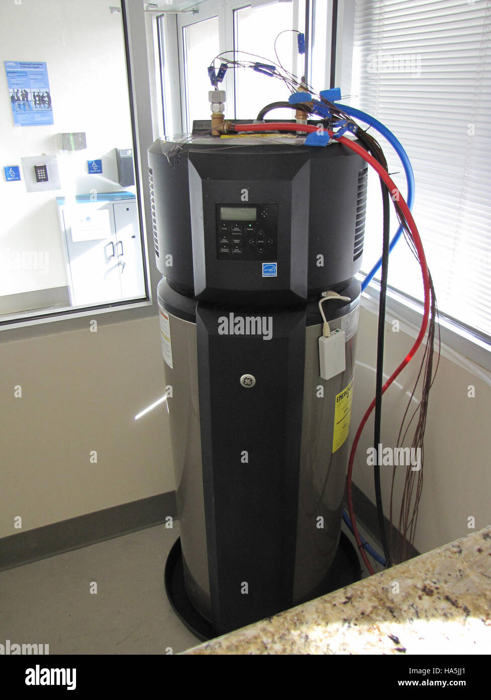 L’initiative GE HPWH du ministère de l’énergie teste les technologies de gestion automatisée de l’énergie domestique, en se concentrant sur l’efficacité énergétique des bâtiments et les systèmes de réseaux intelligents. Cette recherche contribue à améliorer l'utilisation durable de l'énergie dans les parcs nationaux et les collectivités. Banque D'Images