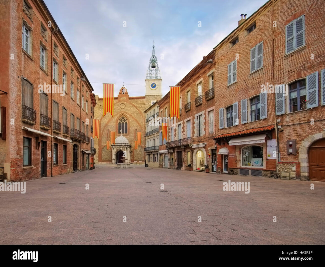 Perpignan Place Leon Gambetta Kathedrale und - Perpignan Place Leon Gambetta et cathédrale, France Banque D'Images Perpignan Place Leon Gambetta Kathedrale und - Perpignan Place Leon Gambetta et cathédrale, France Banque D'Images