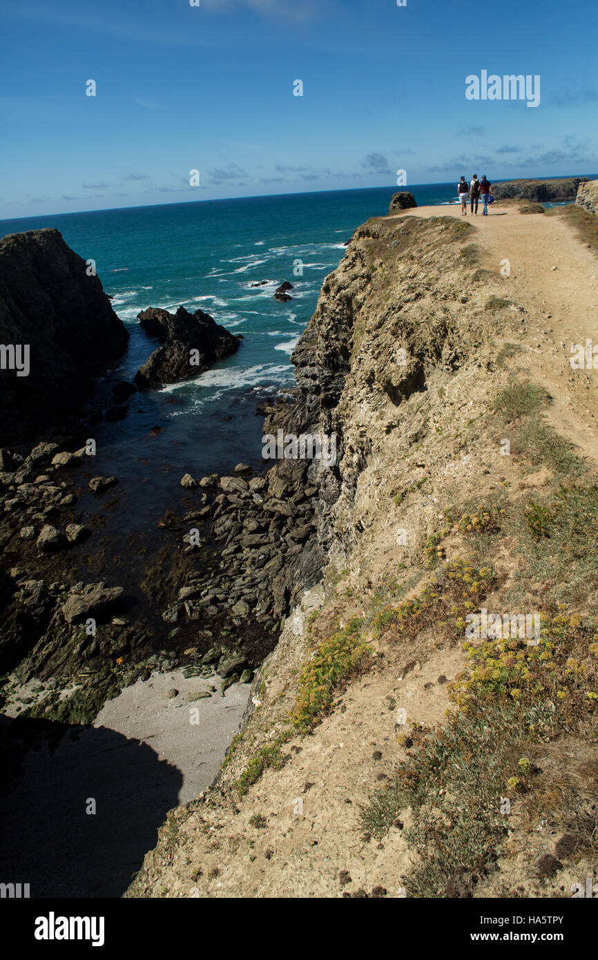 Personne qui marche sur la côte naturelle de Belle-Île-en-Mer Banque D'Images