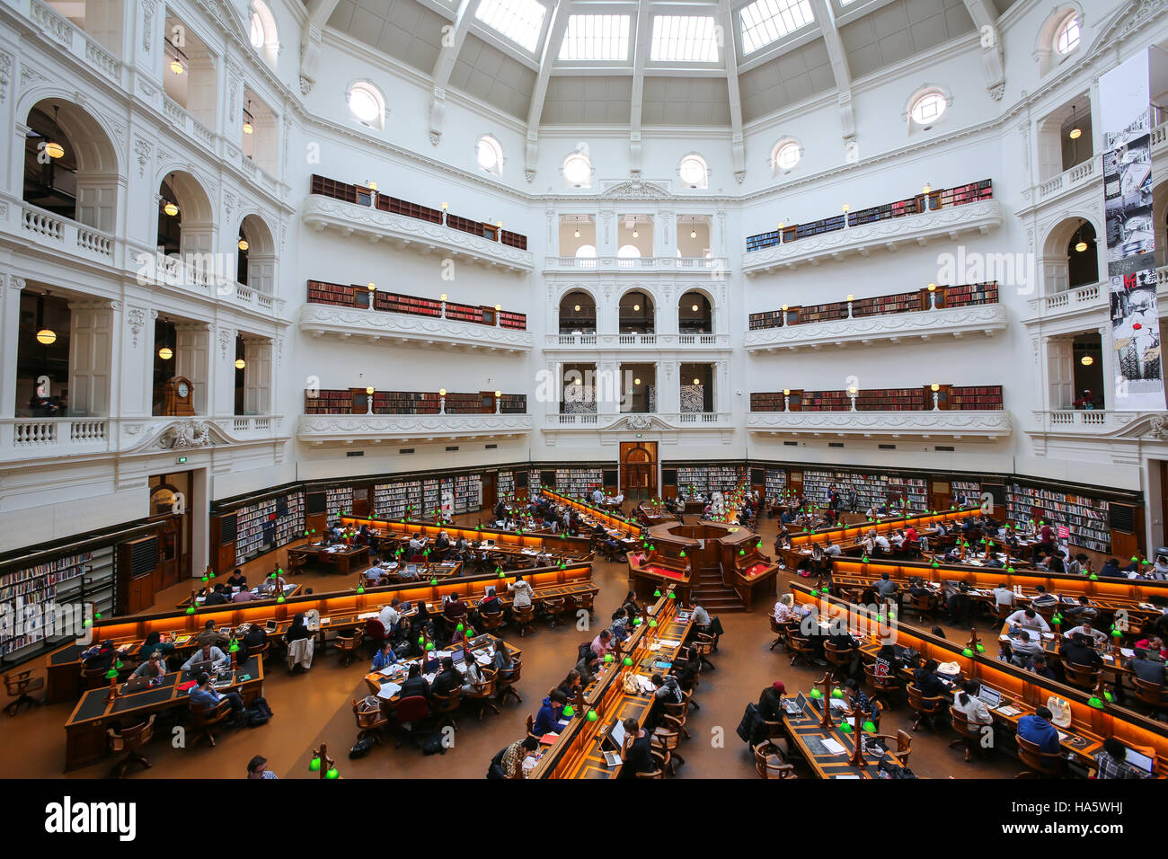 Bibliothèque de l'État de Victoria, Melbourne, Australie. Vue supérieure de l'intérieur de La Trobe Salle de lecture avec les élèves de la lecture. Banque D'Images