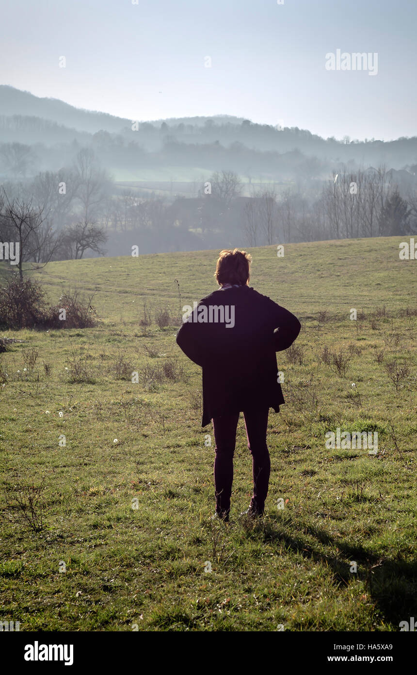 Femme marche dans la nature la fin de l'après-midi,photo teinté Banque D'Images