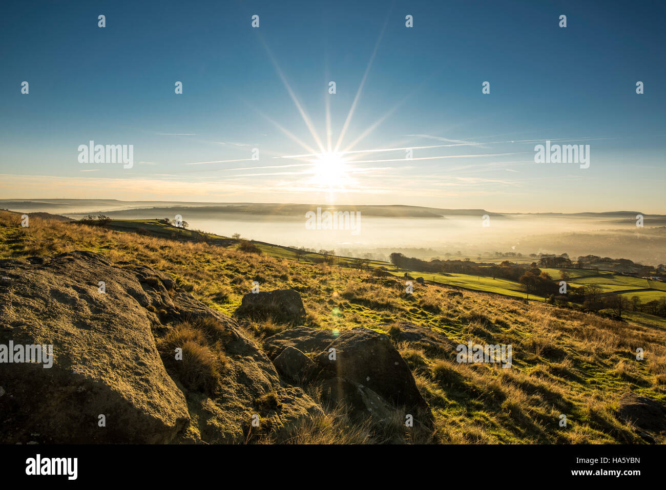 Le soleil se couche sur une aire, près de la vallée brumeuse Silsden et Keighley, West Yorkshire, en Hiver 2016 Banque D'Images