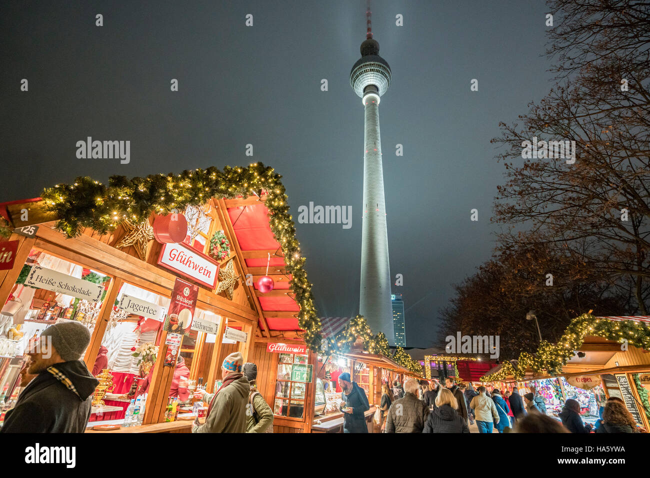 Vue de nuit sur le marché de Noël traditionnel et tour de télévision de l'Alexanderplatz à Mitte Berlin Allemagne 2016 Banque D'Images