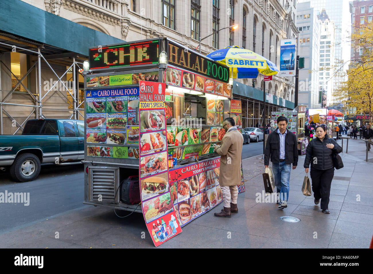 New York, États-Unis d'Amérique - le 18 novembre 2016 : Client à un vendeur de rue panier dans les rues de Manhattan Banque D'Images