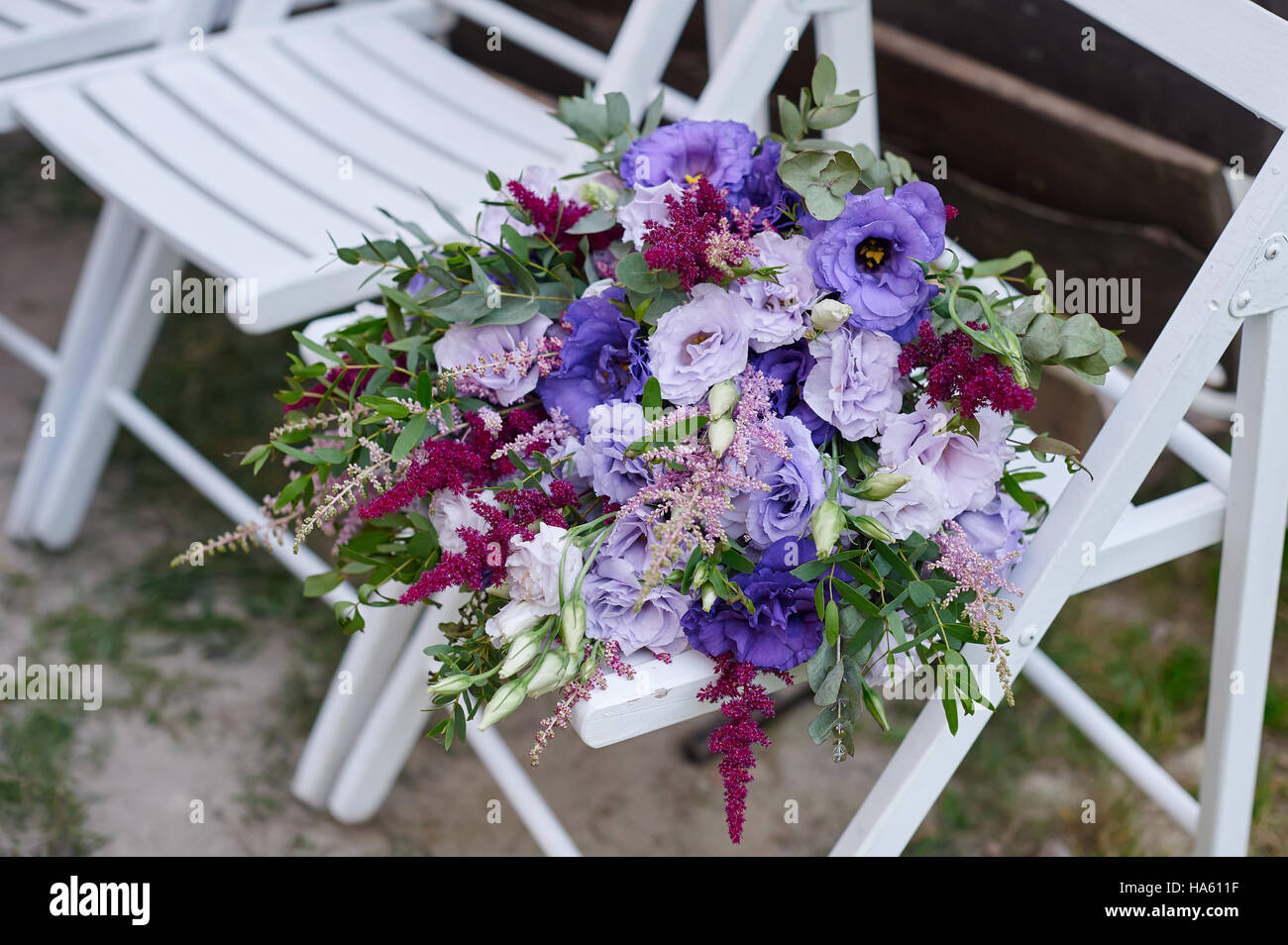 Beau bouquet de mariage la mariée sur une chaise pendant la cérémonie Banque D'Images