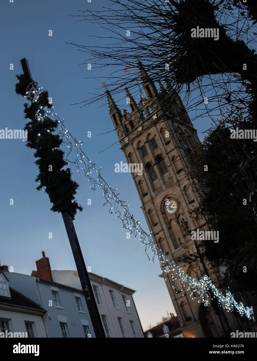 L'église St Mary Warwick avec des lumières de Noël au premier plan Banque D'Images