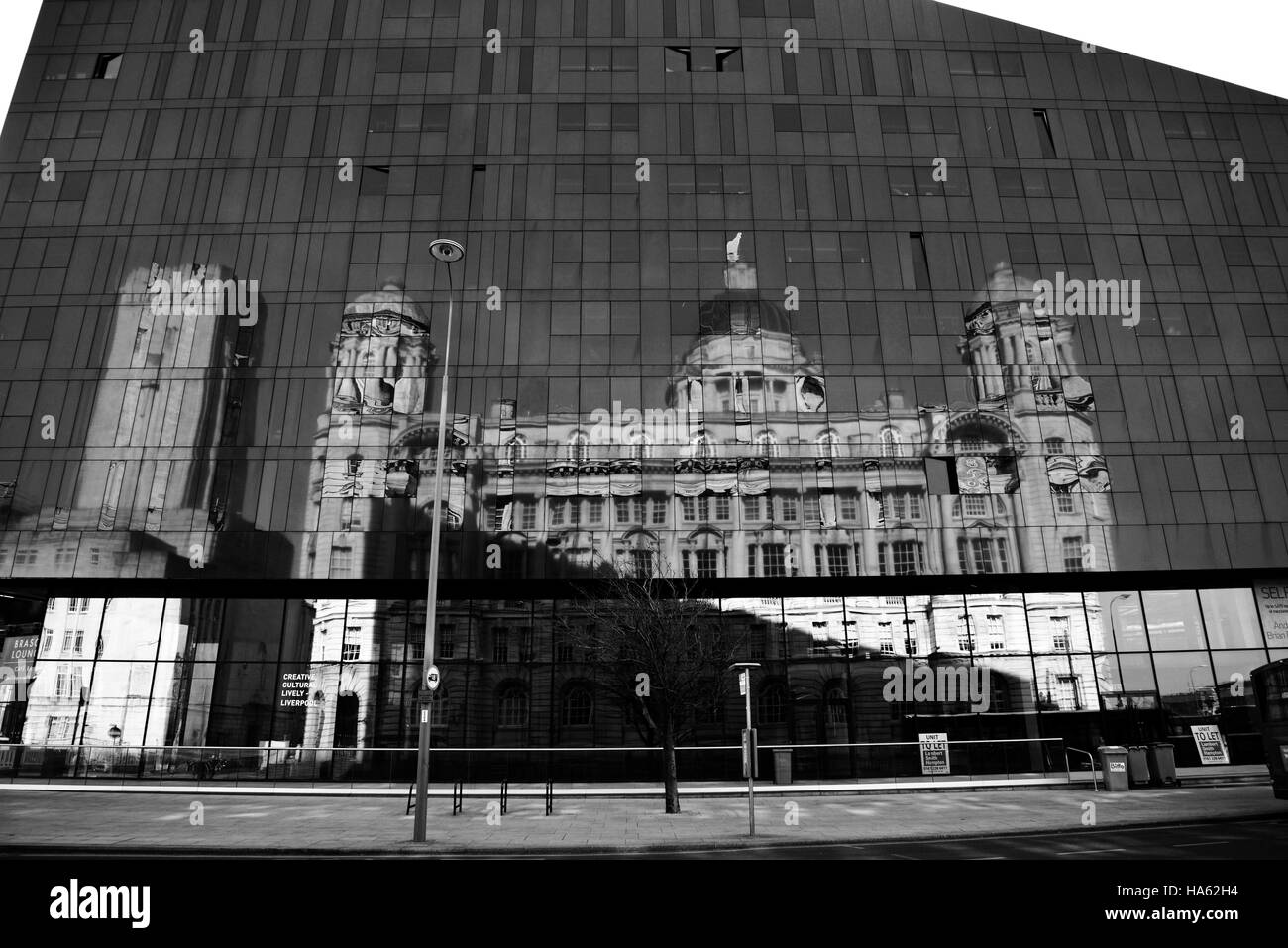 Reflet de la construction du port de Liverpool, Merseyside, Royaume-Uni Banque D'Images