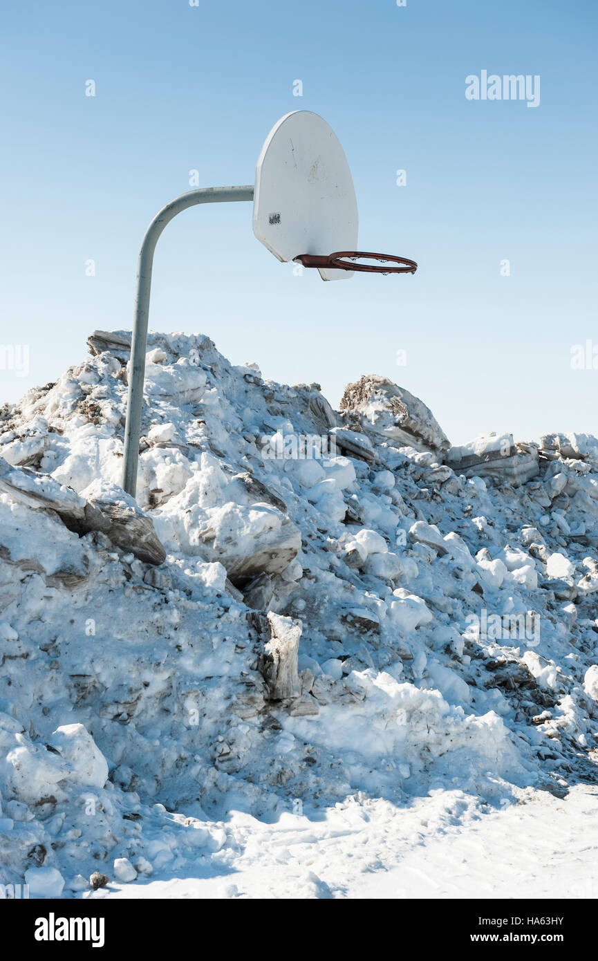 Un filet de basket-ball en hiver entouré par un tas de neige Pelle à Port Stanley, en Ontario, Canada. Banque D'Images