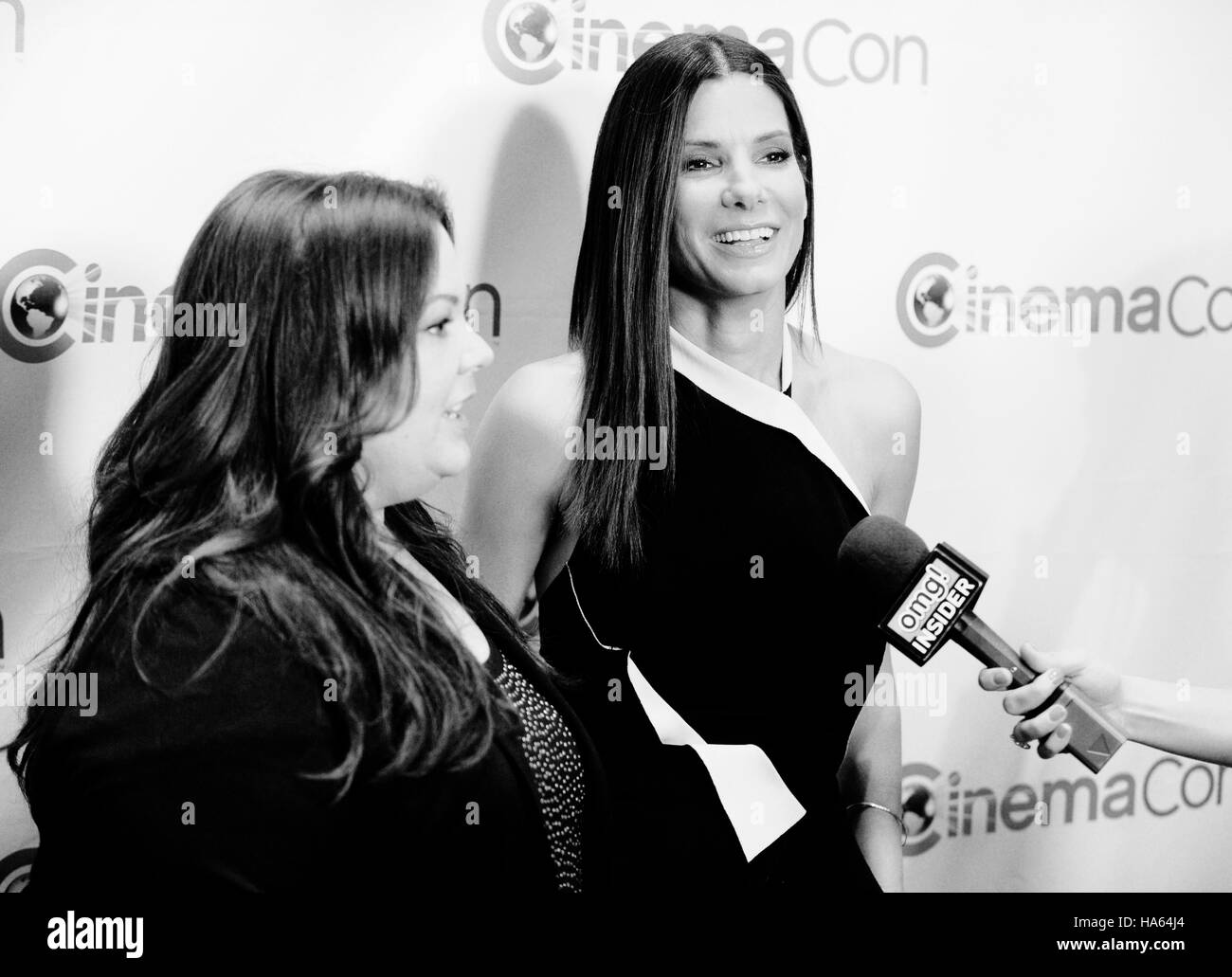 (L-R) Melissa McCarthy et Sandra Bullock 2013 Cinemacon et assiste à la conférence de presse du Studio Fox pour 'le Feu' et 'La vie secrète de Walter Mitty' au Ceasar's Hotel à Las Vegas. Altérées (noir et blanc) Banque D'Images