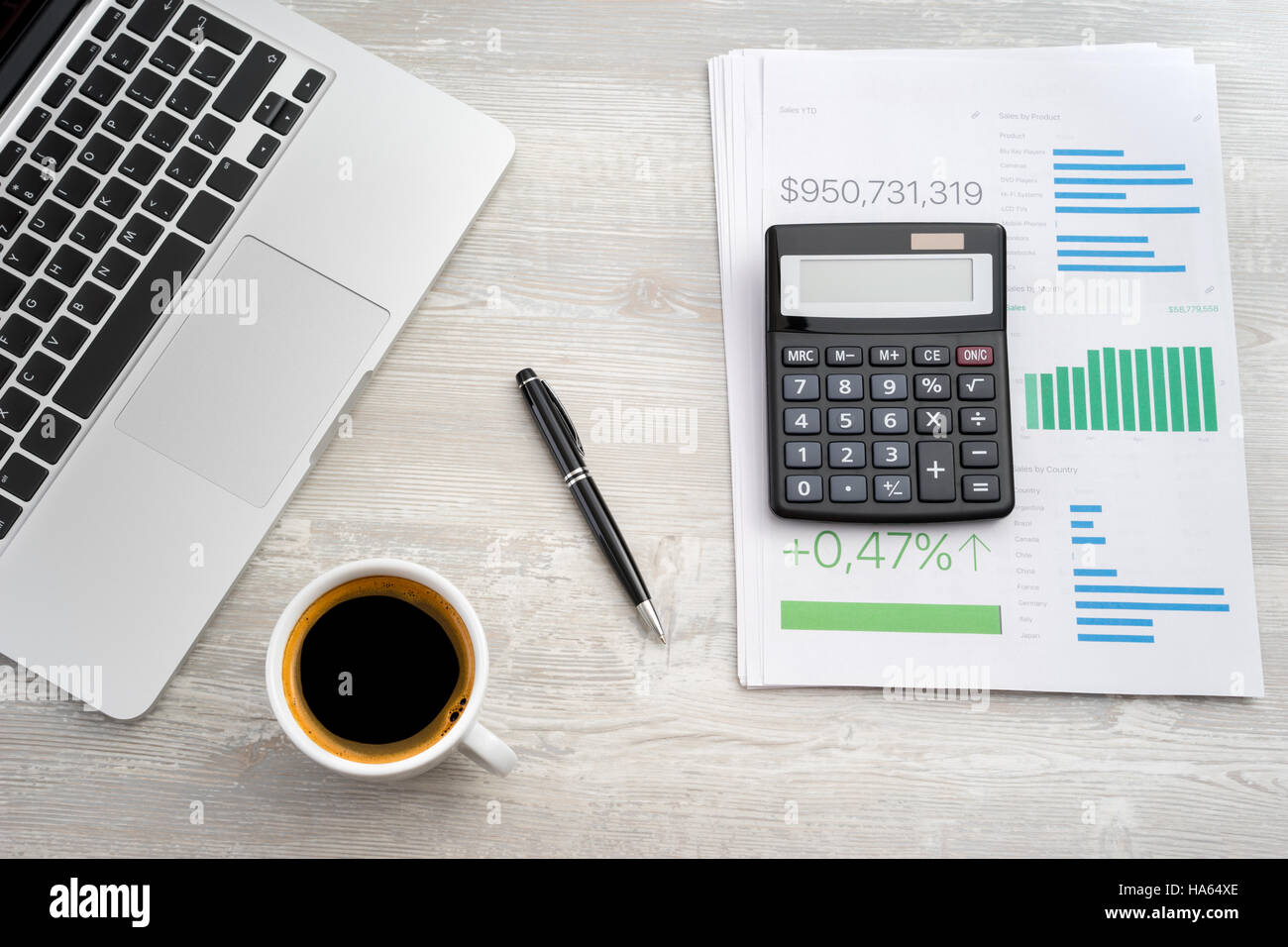 Document financier Les tableaux et graphiques sur la table Banque D'Images