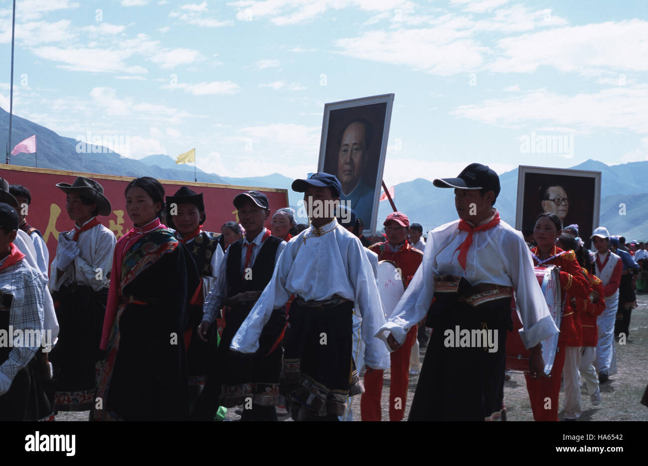 Légende : Yushu, Sichuan, Chine - juillet 2002. Khampa ethniques adolescents portant des affiches de Mao Ze Dong et PM Jiang Ze Min lors de l'ouverture ceremon Banque D'Images