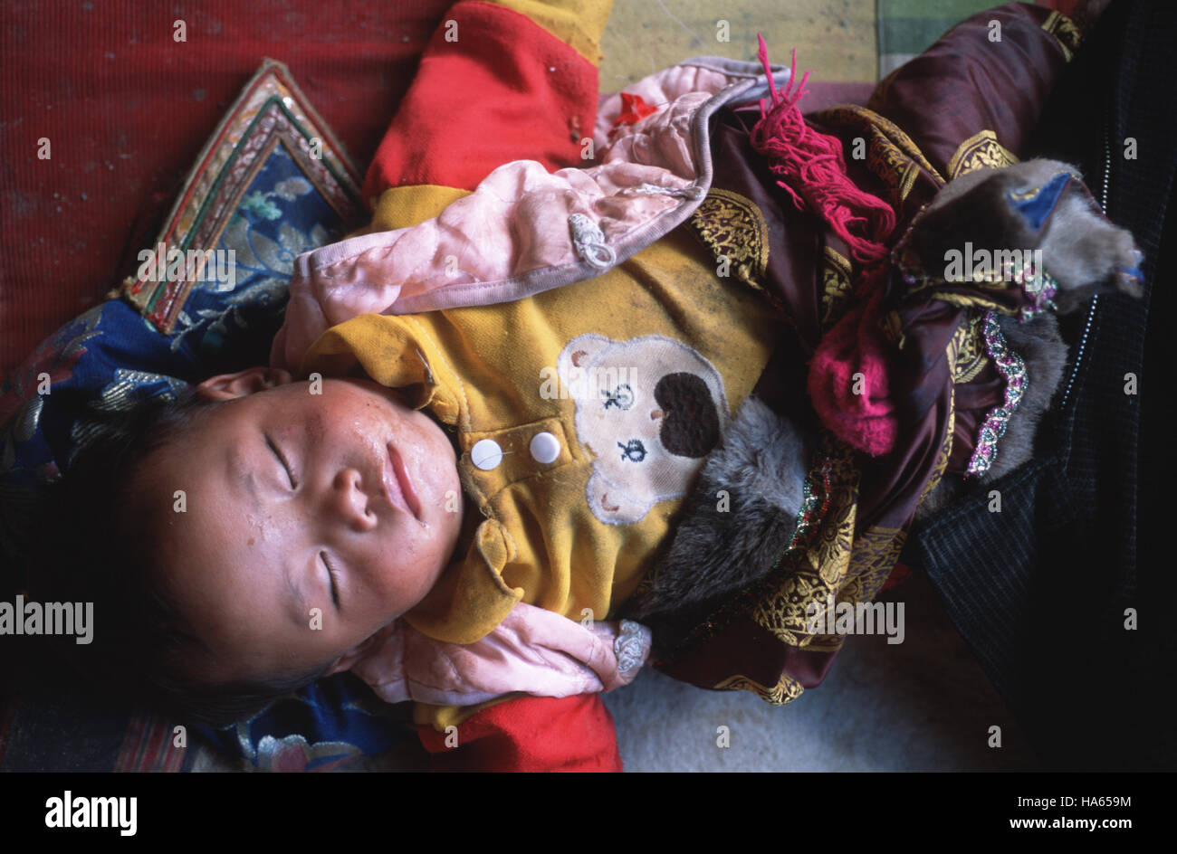 Légende : Axu, Sichuan, Chine - 19 août 2003. Nomades Khampa un enfant dort à un gompa à Axu. Plus de 100 kilomètres de la route la plus proche, sans gouve Banque D'Images