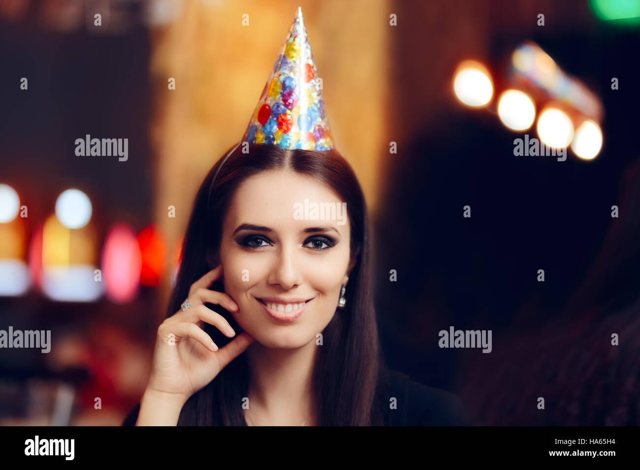 Happy Woman at Birthday Party dans un pub Banque D'Images