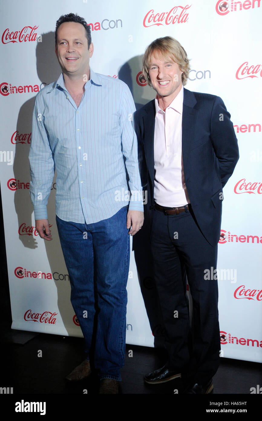 (L-R) Vince Vaughn et Owen Wilson, les bénéficiaires du duo comique de l'année, arrivent au CinemaCon cérémonie de remise des prix de la boîte de nuit pure du Caesars Palace pendant CinemaCon, le site officiel de la convention de l'Association nationale des propriétaires de cinémas, sur Banque D'Images