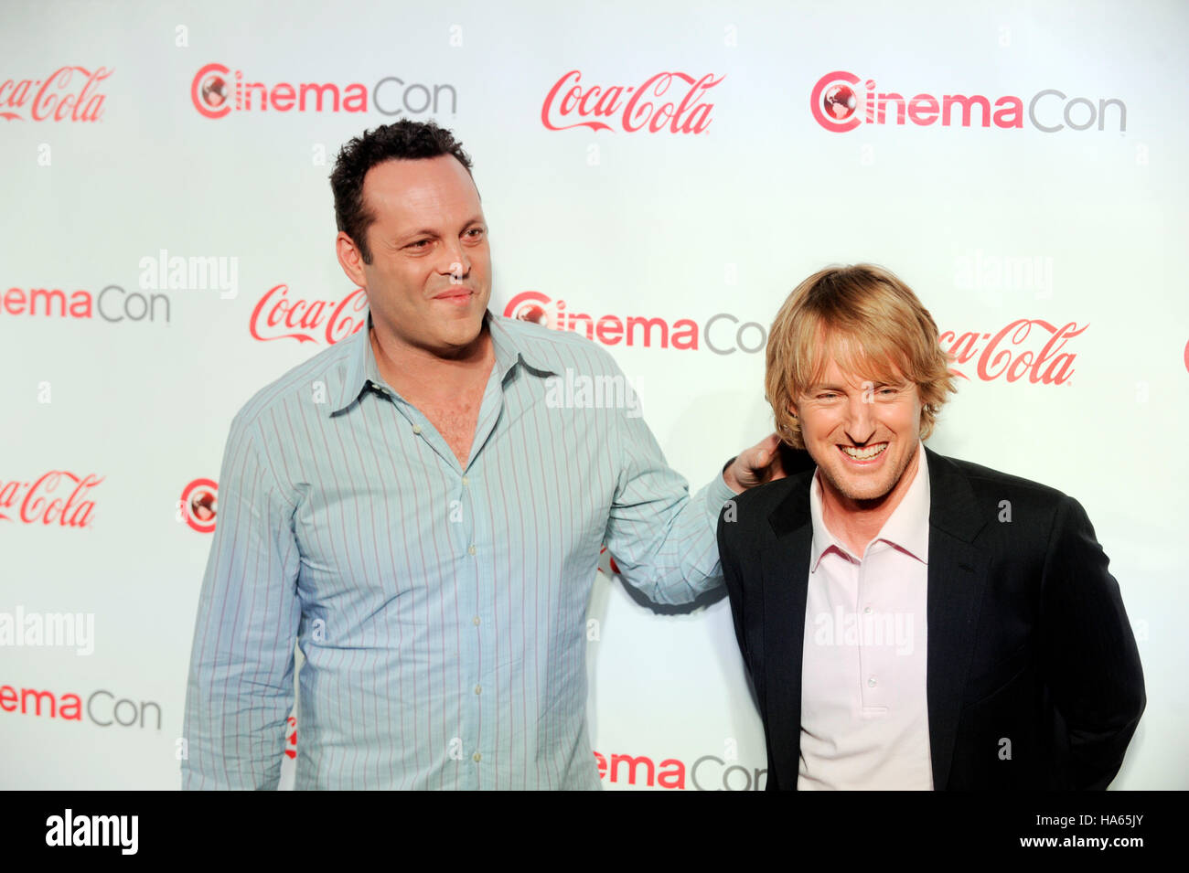 (L-R) Vince Vaughn et Owen Wilson, les bénéficiaires du duo comique de l'année, arrivent au CinemaCon cérémonie de remise des prix de la boîte de nuit pure du Caesars Palace pendant CinemaCon, le site officiel de la convention de l'Association nationale des propriétaires de cinémas, sur Banque D'Images