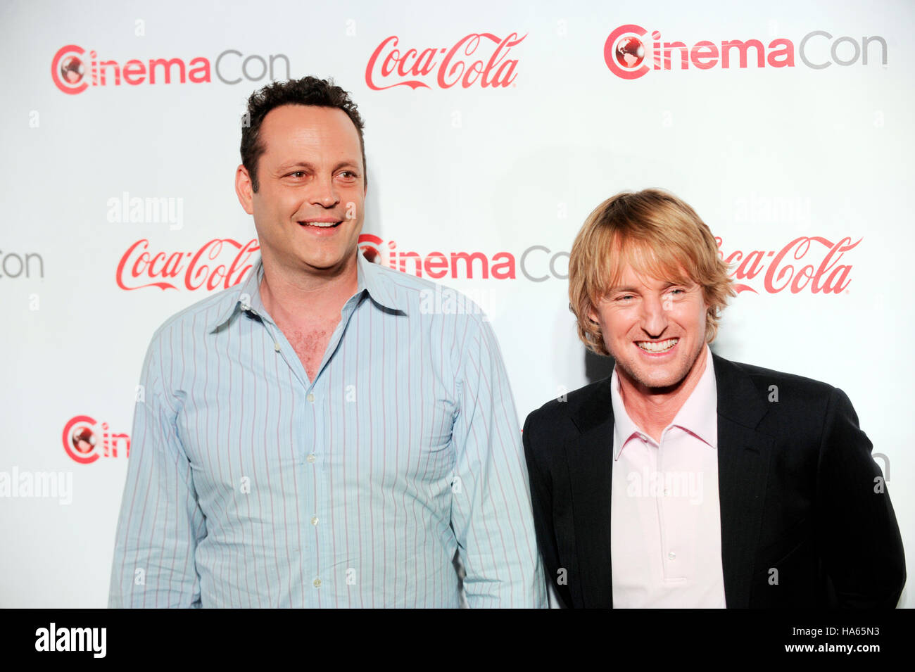 (L-R) Vince Vaughn et Owen Wilson, les bénéficiaires du duo comique de l'année, arrivent au CinemaCon cérémonie de remise des prix de la boîte de nuit pure du Caesars Palace pendant CinemaCon, le site officiel de la convention de l'Association nationale des propriétaires de cinémas, sur Banque D'Images