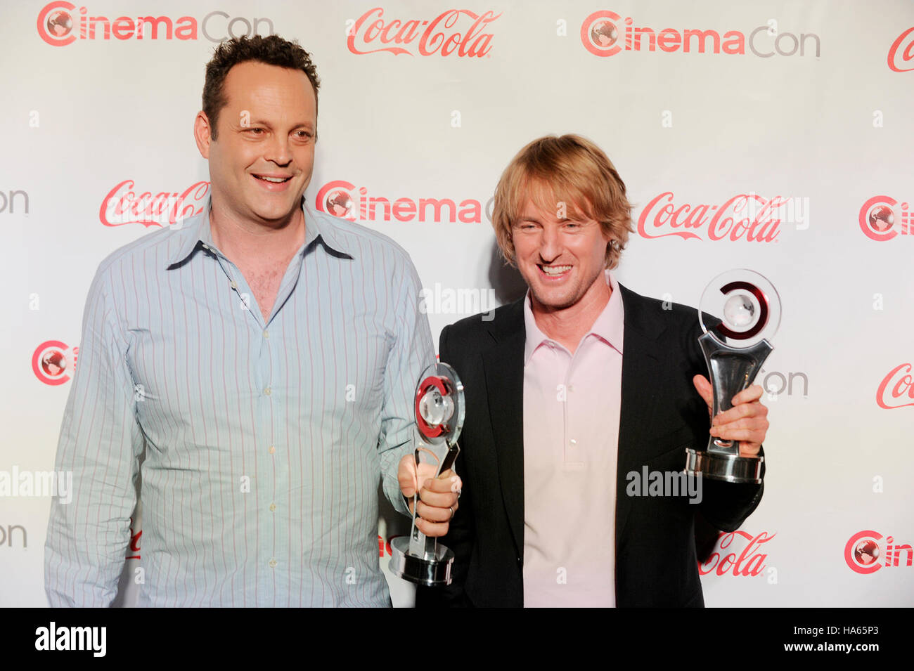 (L-R) Vince Vaughn et Owen Wilson, les bénéficiaires du duo comique de l'année, arrivent au CinemaCon cérémonie de remise des prix de la boîte de nuit pure du Caesars Palace pendant CinemaCon, le site officiel de la convention de l'Association nationale des propriétaires de cinémas, sur Banque D'Images