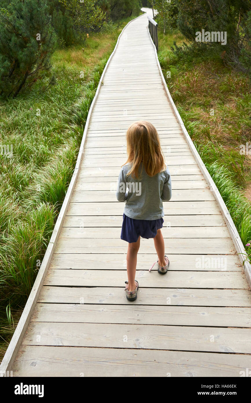 Petit enfant fille blonde explorer la nature au lac trois moor (Trijezerni barrette), Parc National Sumava, forêt de Bohême, République Tchèque Banque D'Images