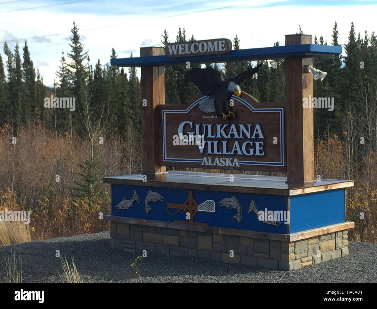 Gulkana Village en Alaska est un endroit clé où le ministère de l'énergie se concentre sur les initiatives d'énergie renouvelable et leur intersection avec les préoccupations environnementales et politiques locales. La région est confrontée à des défis liés à l'énergie, à la gestion des ressources et aux impacts du changement climatique. Banque D'Images
