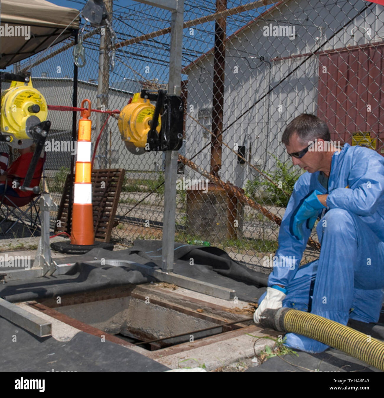 À Oak Ridge, Tennessee, des travailleurs qualifiés déplacés par la récession ont trouvé de nouvelles opportunités dans le cadre de projets financés par la Recovery Act. Ces efforts visent à revitaliser les communautés locales grâce à un travail durable, en favorisant la croissance économique et la résilience à long terme. Banque D'Images