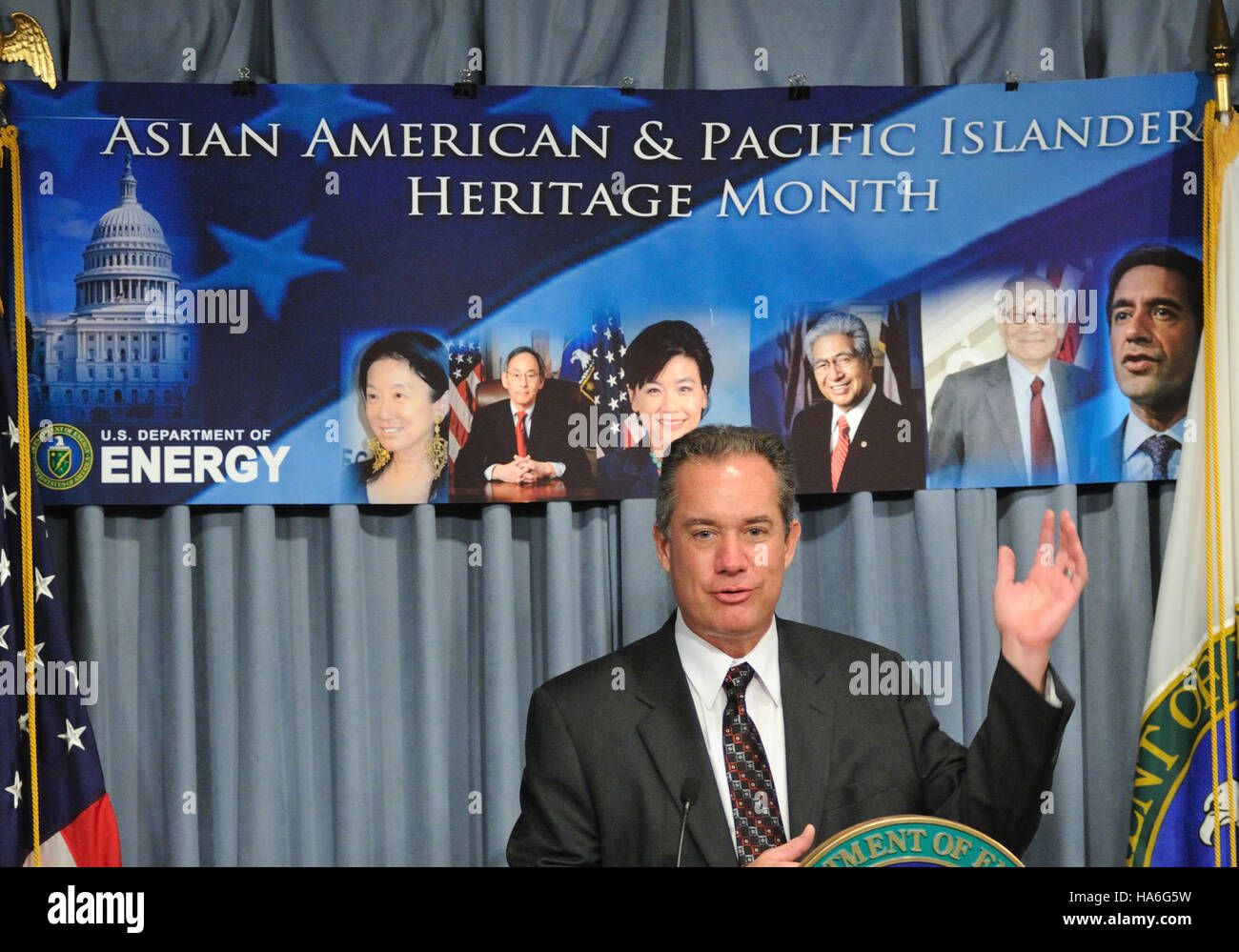 Cette photo du ministère de l'énergie commémore le mois du patrimoine des Asiatiques, des Américains et des insulaires du Pacifique (AAPI), célébrant les contributions des individus de l'AAPI au secteur de l'énergie et à la durabilité environnementale. Banque D'Images