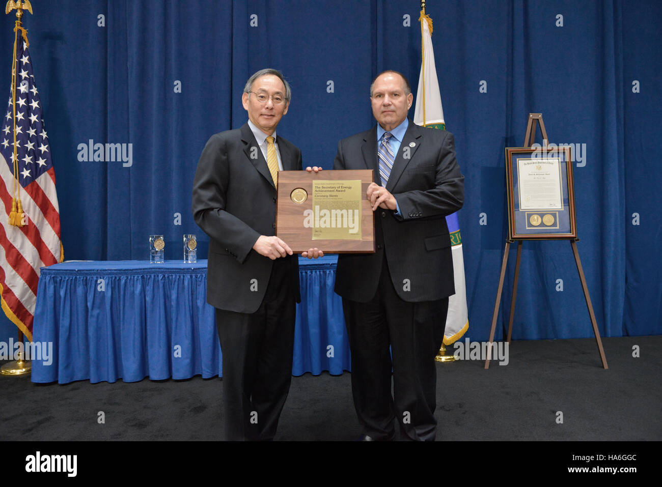 Les endoprothèses coronaires sont des dispositifs médicaux utilisés pour traiter les artères rétrécies ou obstruées dans le cœur. Ces appareils aident à maintenir la circulation sanguine et à prévenir les crises cardiaques, jouant un rôle essentiel dans la santé cardiovasculaire. Leur utilisation est soutenue par la recherche continue sur les matériaux et l'efficacité dans l'amélioration des résultats pour les patients. Banque D'Images