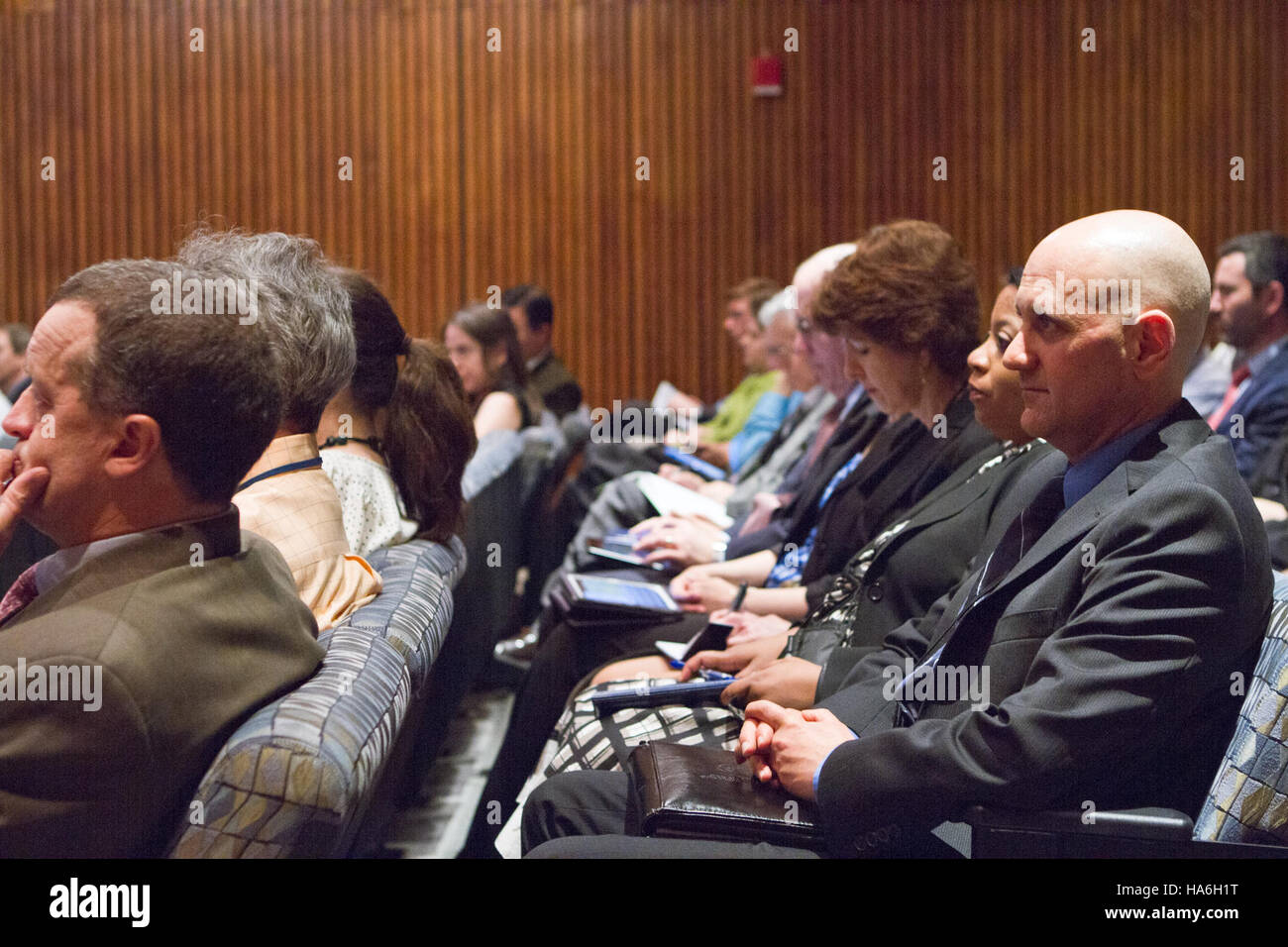 Les assemblées publiques du ministère de l'énergie offrent une plate-forme pour discuter des politiques énergétiques, des innovations et des défis environnementaux, favorisant le dialogue public sur la transition énergétique et la durabilité. Banque D'Images