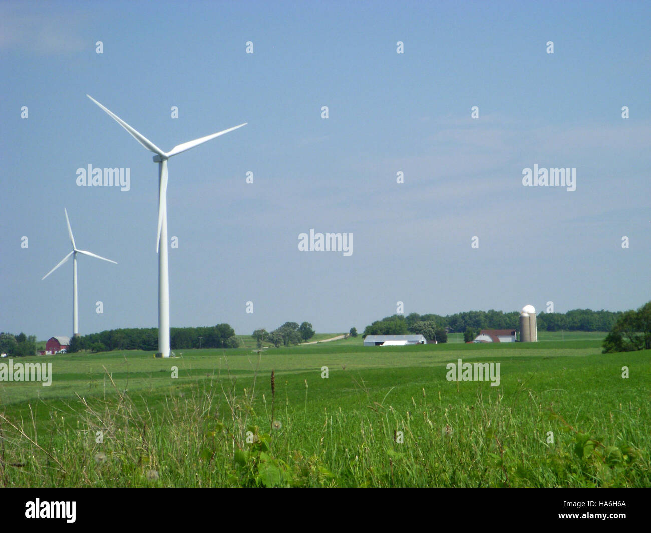 Le Forward Wind Energy Center aux États-Unis démontre l'ampleur de la production d'énergie éolienne, avec des éoliennes qui alimentent les communautés rurales tout en soutenant la durabilité environnementale. Banque D'Images