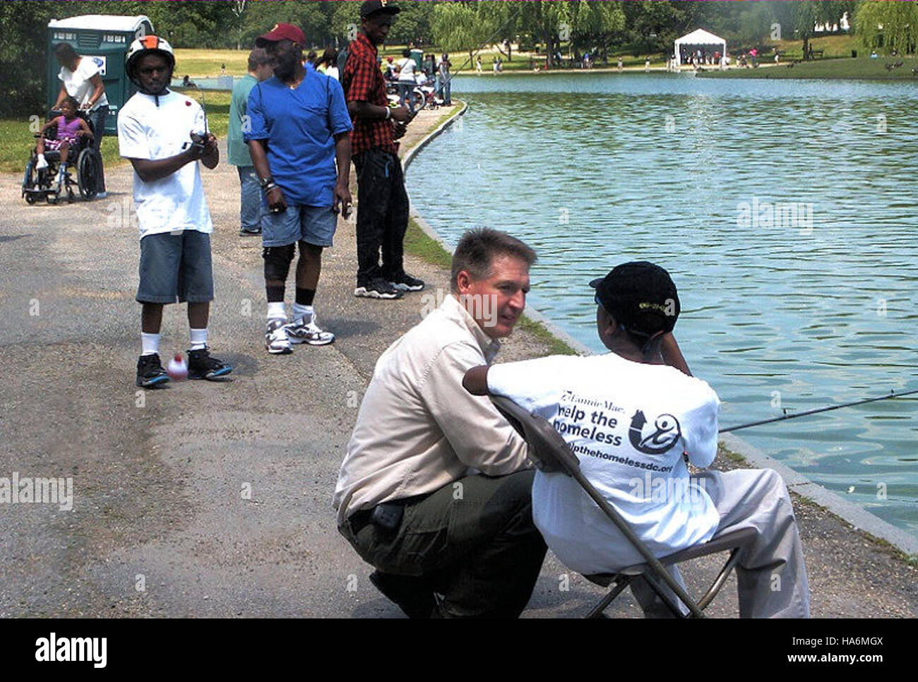 Eric Lawton, membre du personnel du U.S. Fish and Wildlife Service, participe à des travaux sur le terrain liés à la conservation et à la protection de la faune, démontrant ainsi l’engagement du service à protéger les ressources naturelles et la biodiversité. Banque D'Images